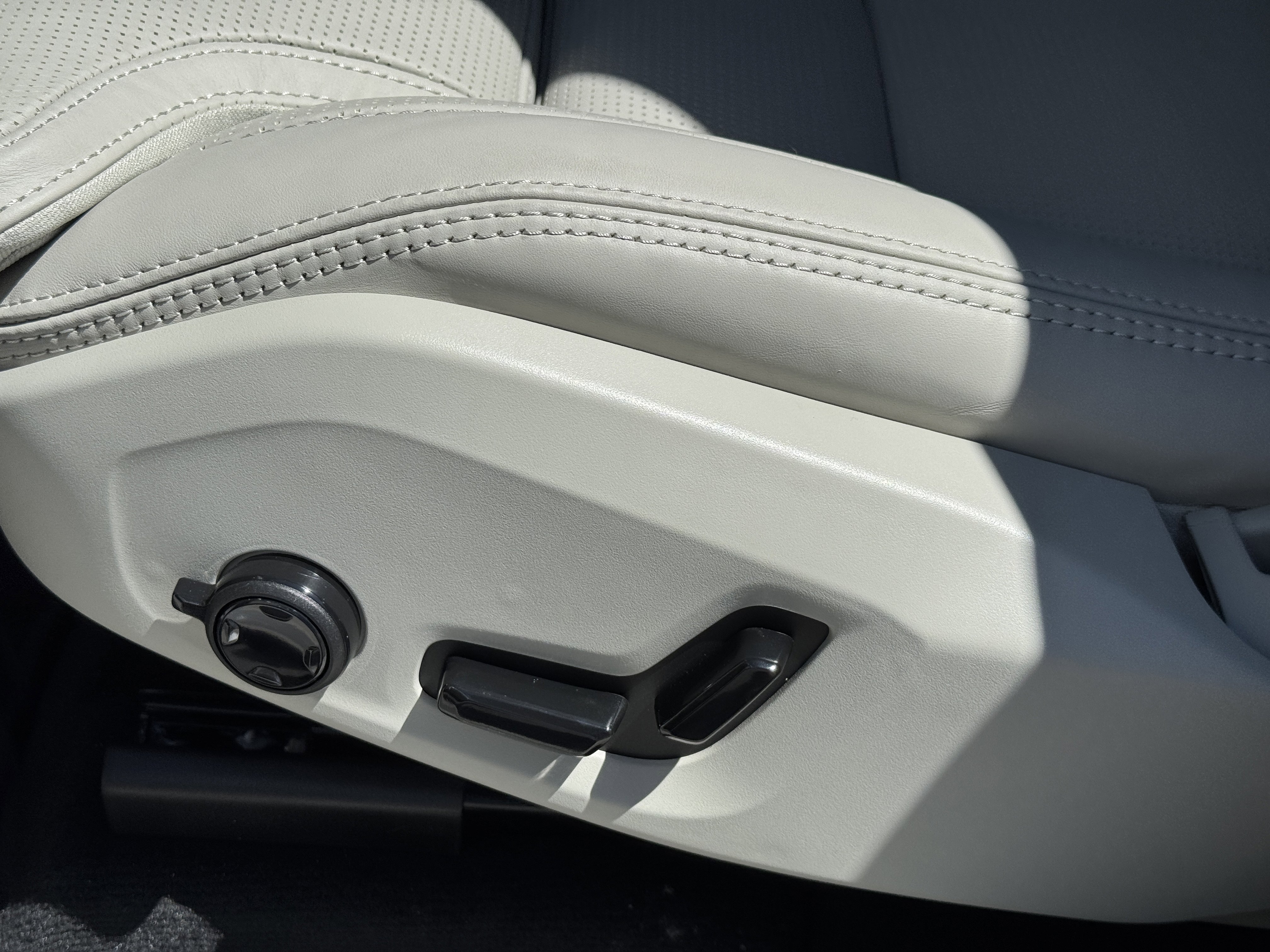 New 2026 Volvo XC60 B5 Ultra w/ Protection Package image 20