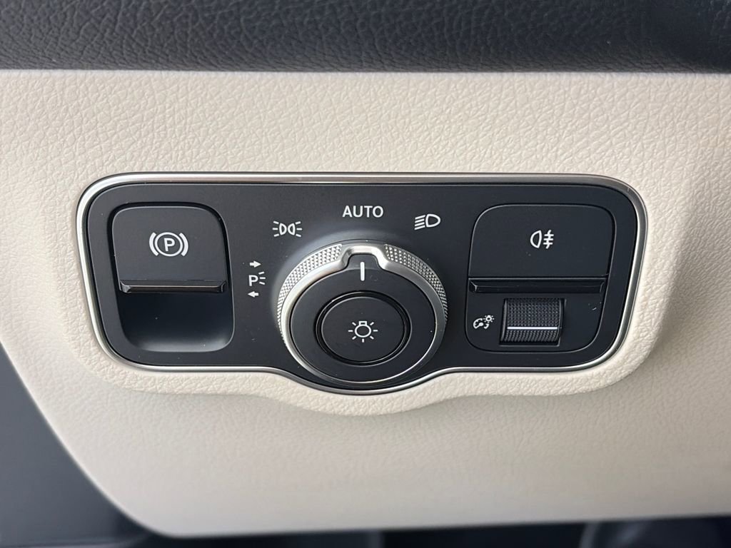 Used 2023 Mercedes-Benz EQB 300 4MATIC image 24