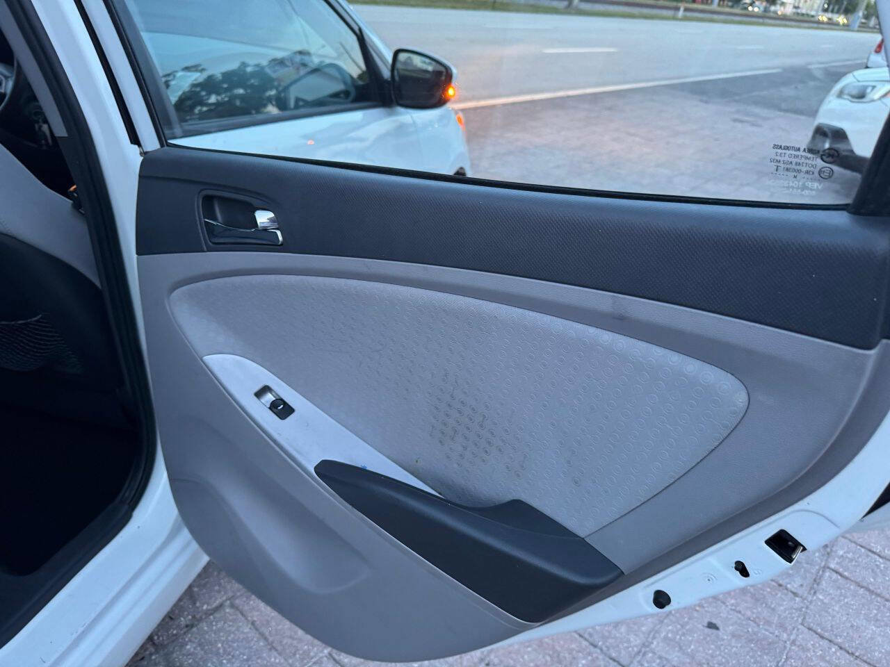 Used 2014 Hyundai Accent SE FWD image 19