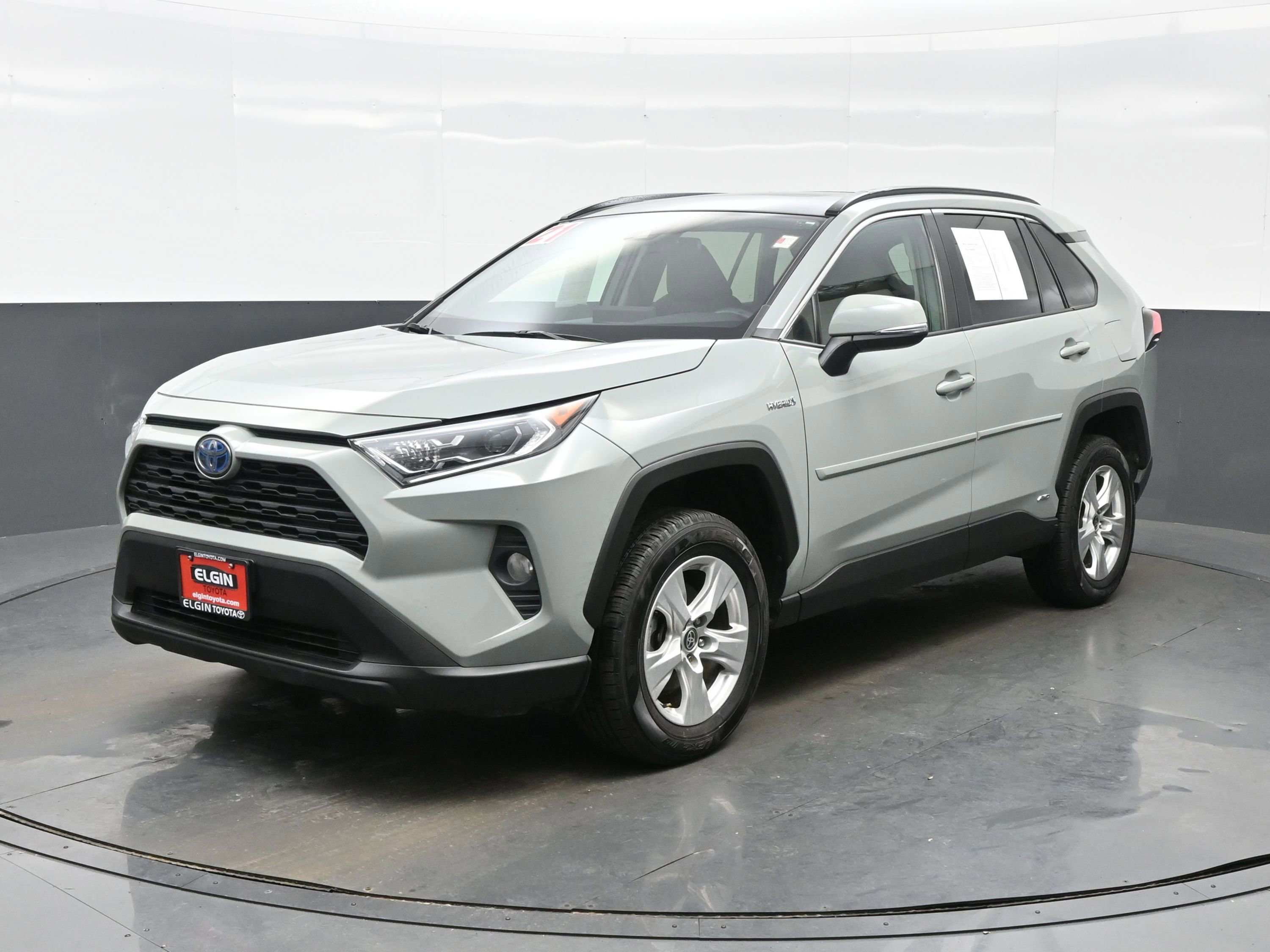 Used 2021 Toyota RAV4 XLE w/ Convenience Package image 2