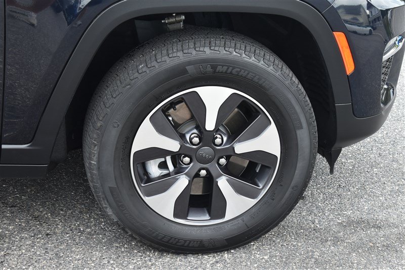 Used 2023 Jeep Grand Cherokee 4WD 4xe image 3