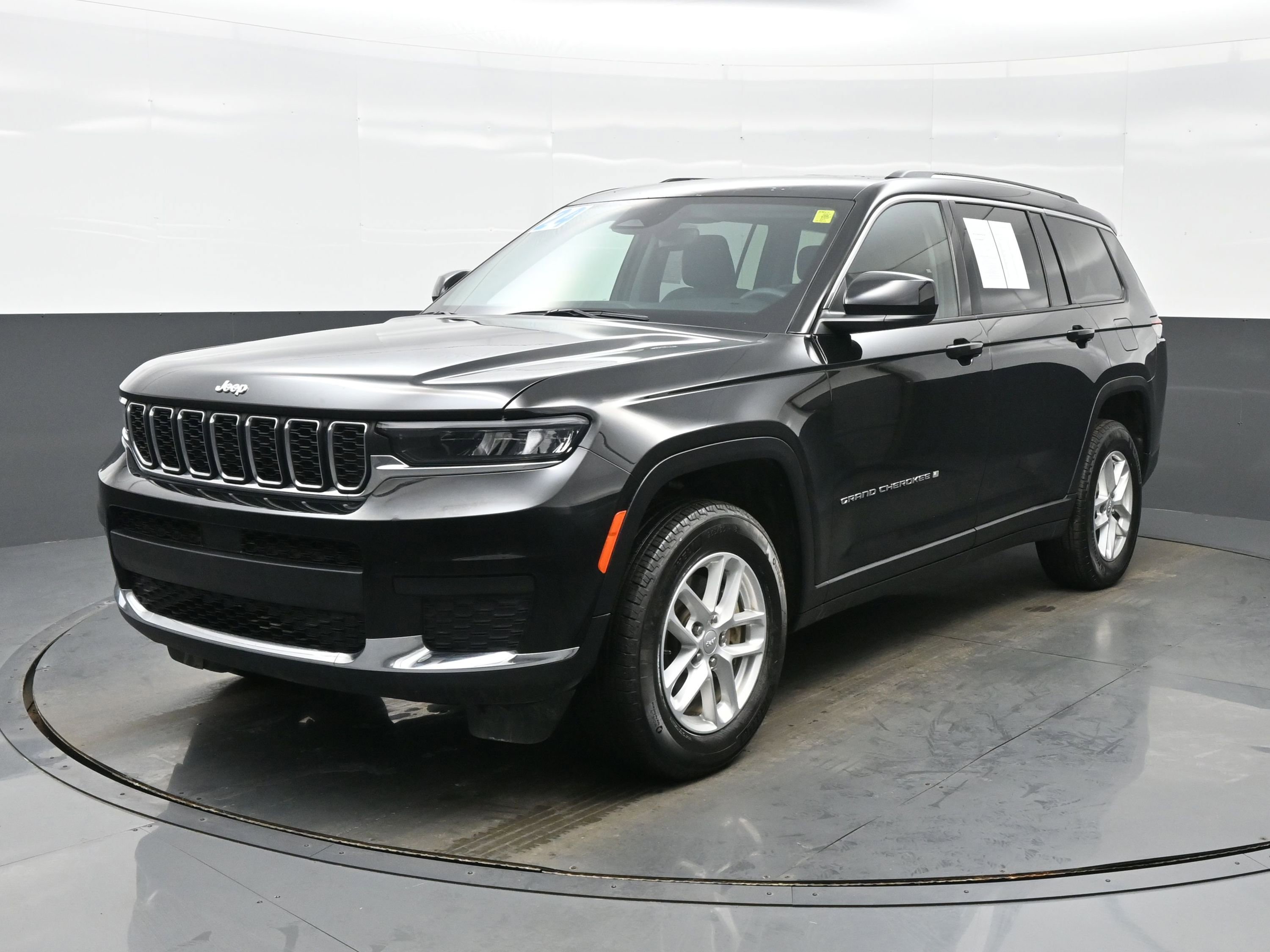Used 2024 Jeep Grand Cherokee L Laredo image 2