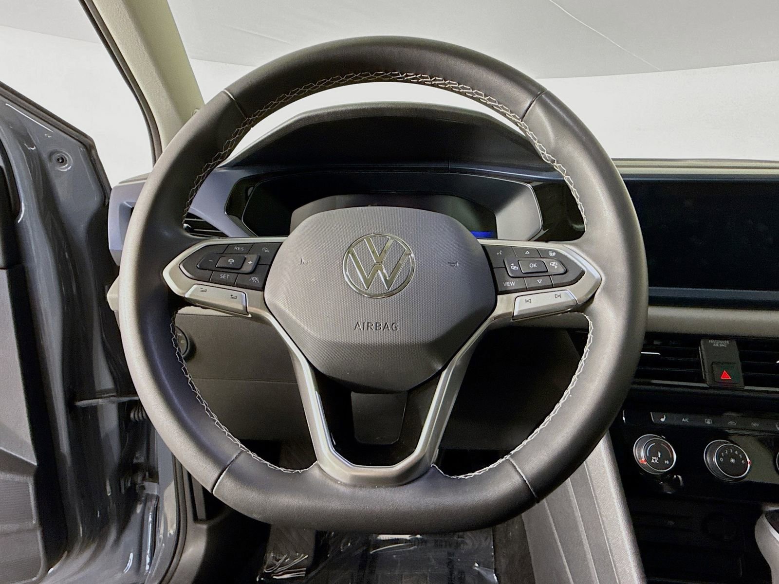 Used 2023 Volkswagen Taos SE w/ Panoramic Sunroof Package FWD image 11