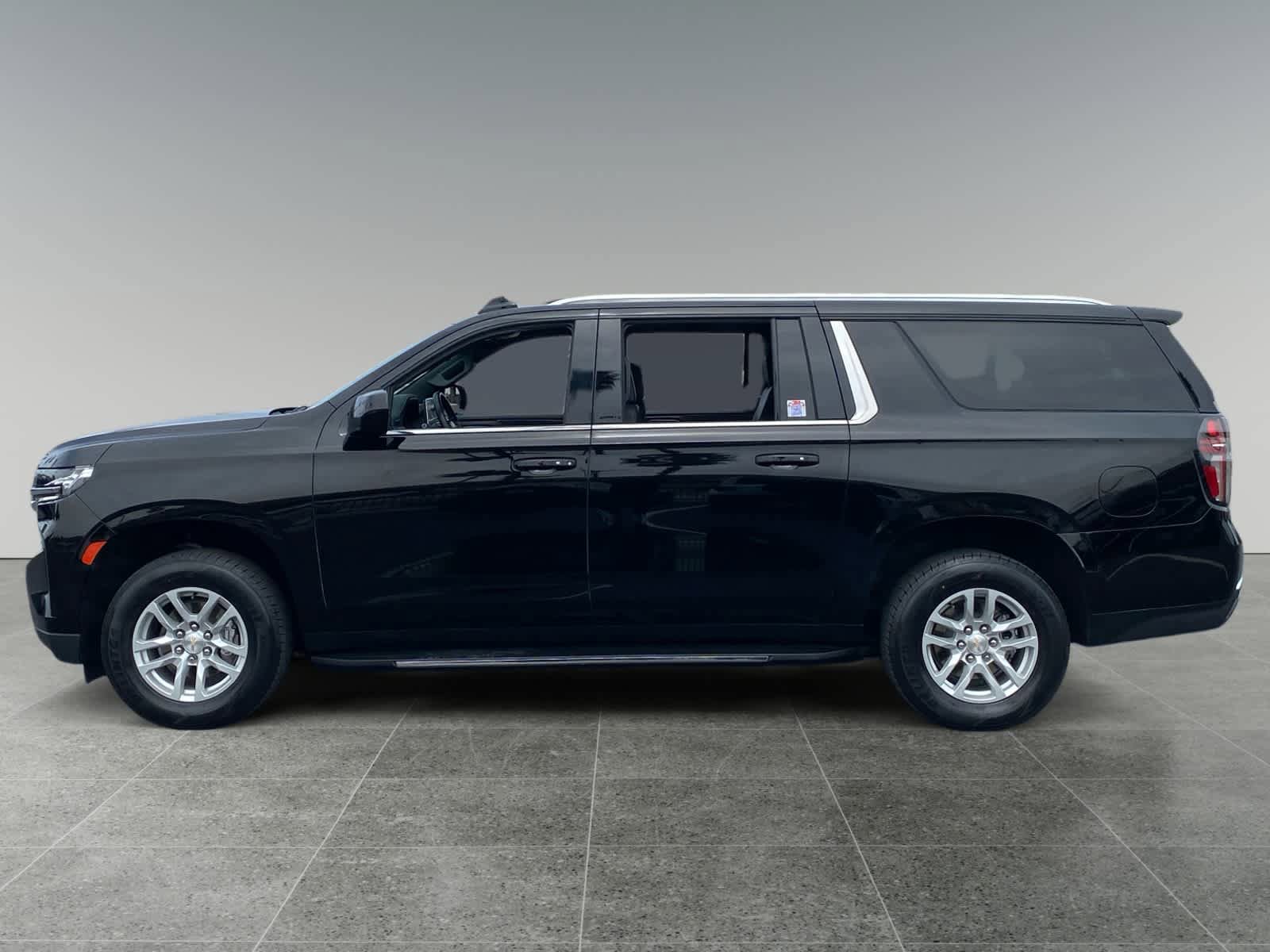 Used 2024 Chevrolet Suburban LT RWD image 2