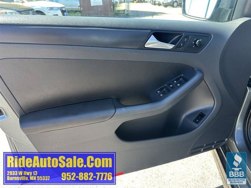Used 2011 Volkswagen Jetta SE FWD image 9