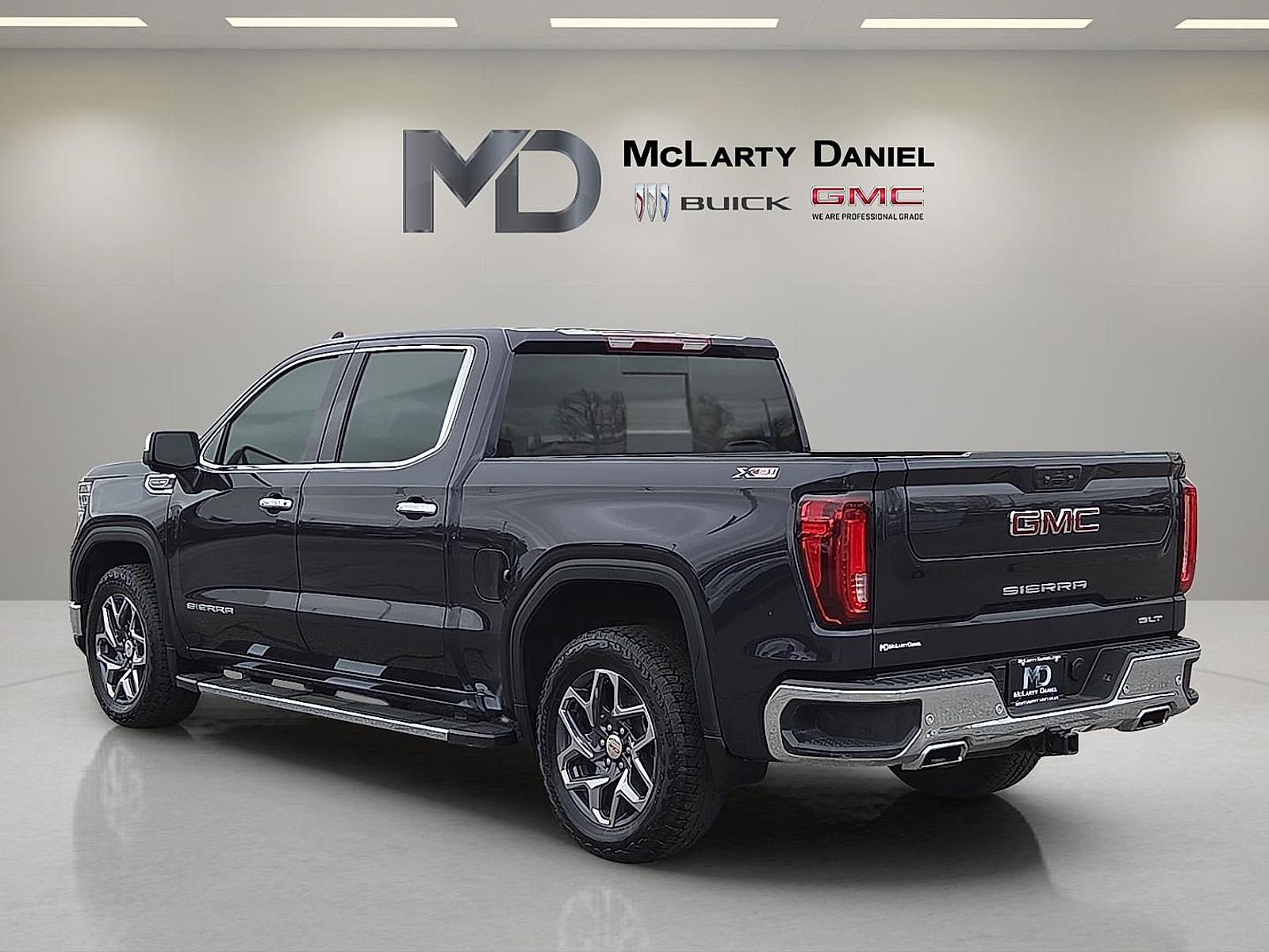 Used 2025 GMC Sierra 1500 SLT w/ SLT Premium Plus Package AWD/4WD image 4