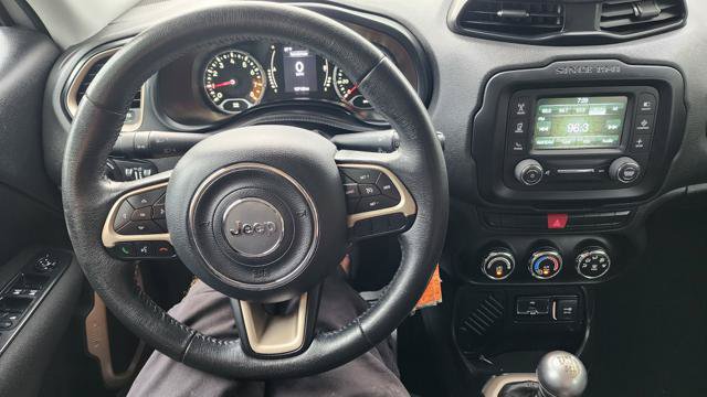 Used 2015 Jeep Renegade Latitude FWD image 18