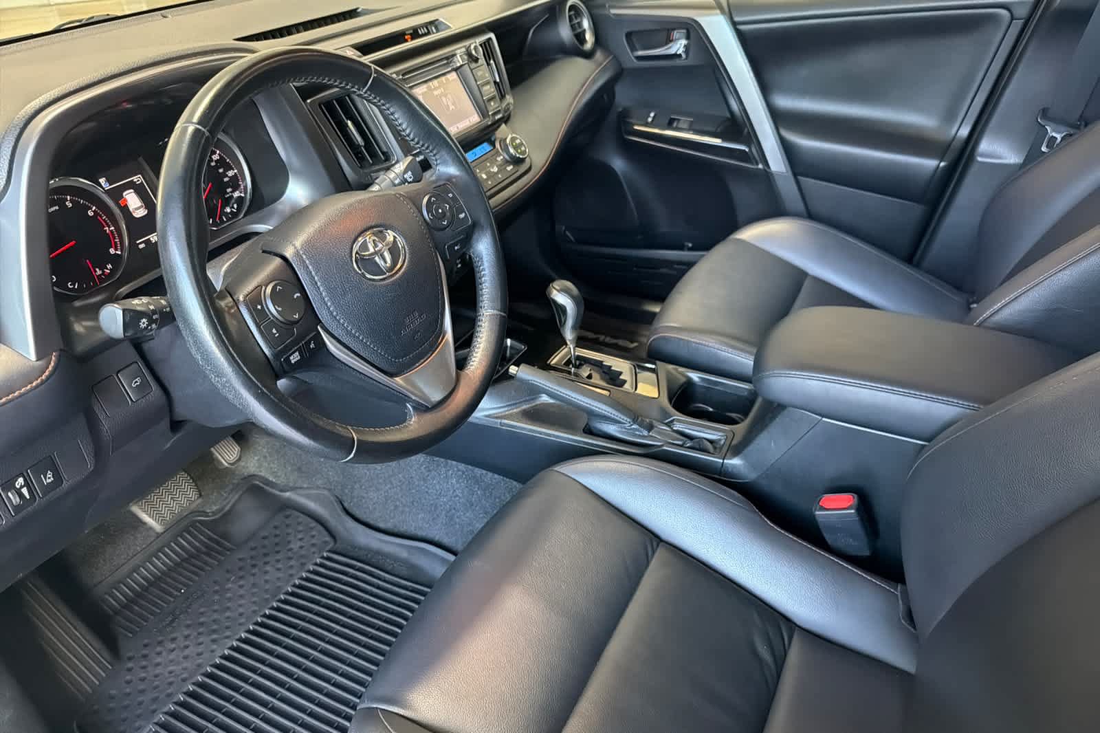 Used 2018 Toyota RAV4 SE w/ Power Extra Value Package FWD image 11
