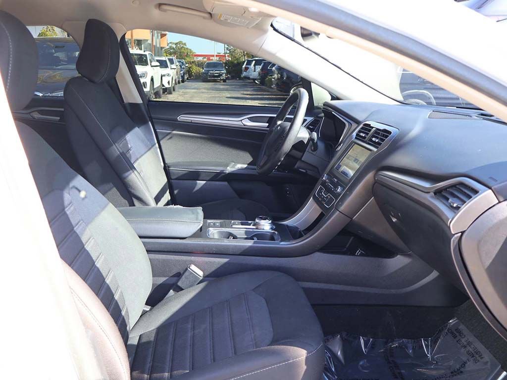 Used 2020 Ford Fusion SE image 28
