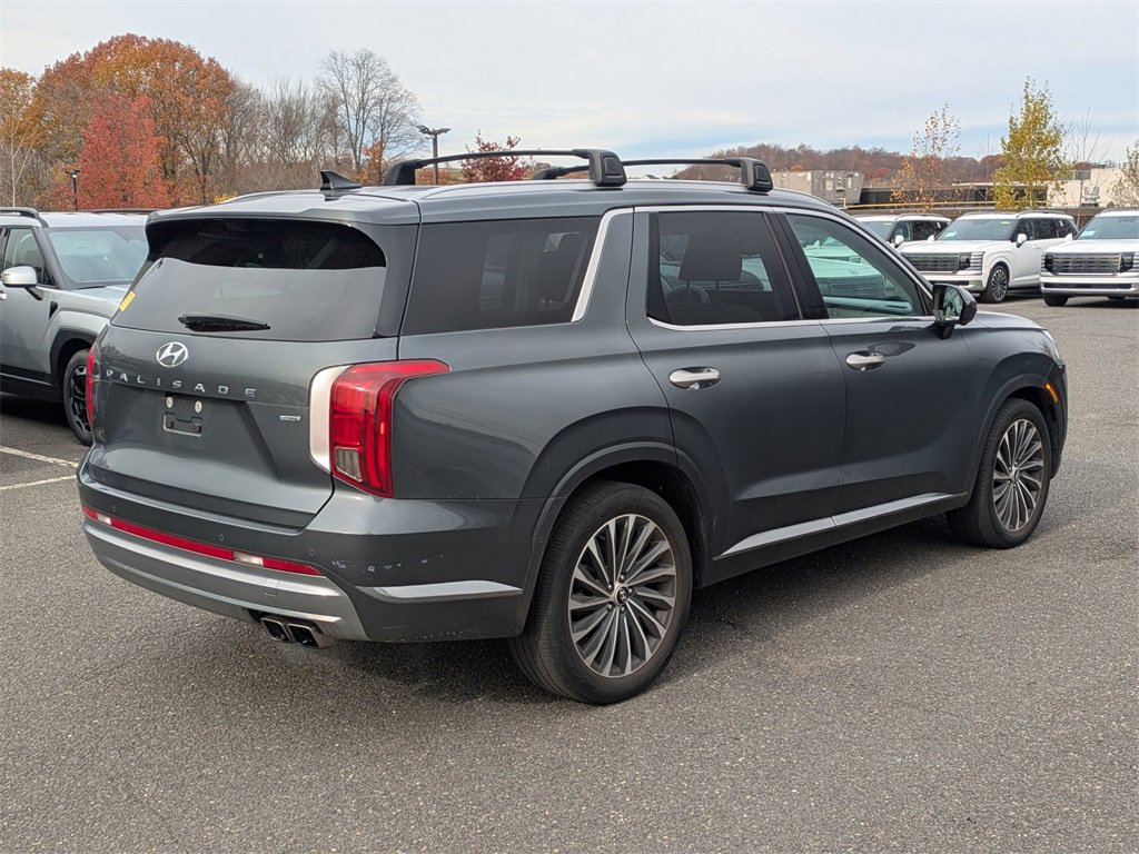 Used 2023 Hyundai Palisade Calligraphy image 2