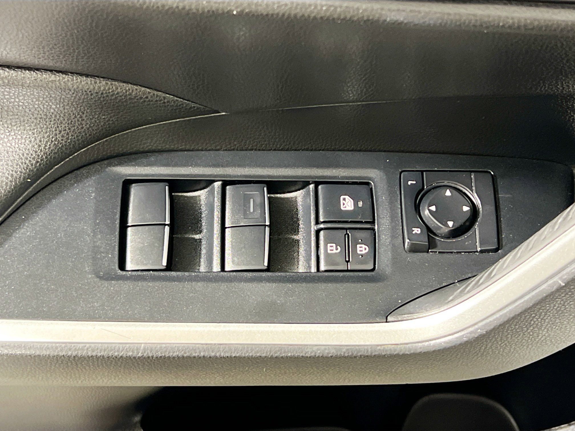 Used 2021 Toyota RAV4 XLE Premium image 16