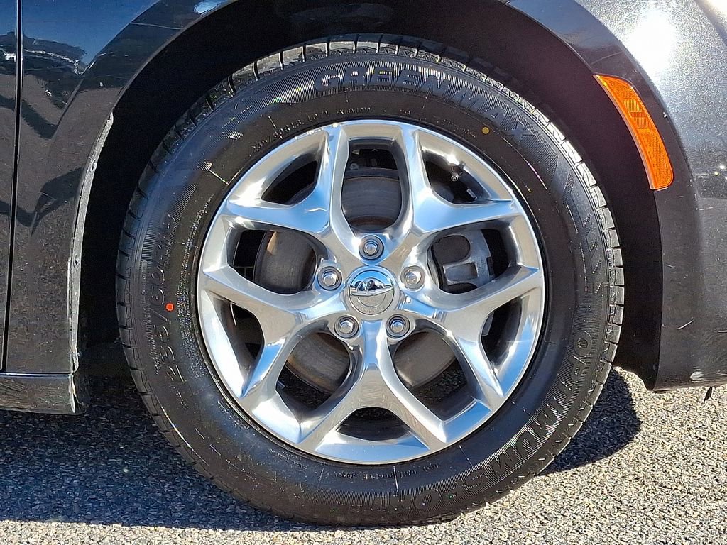 Used 2017 Chrysler Pacifica Limited image 8