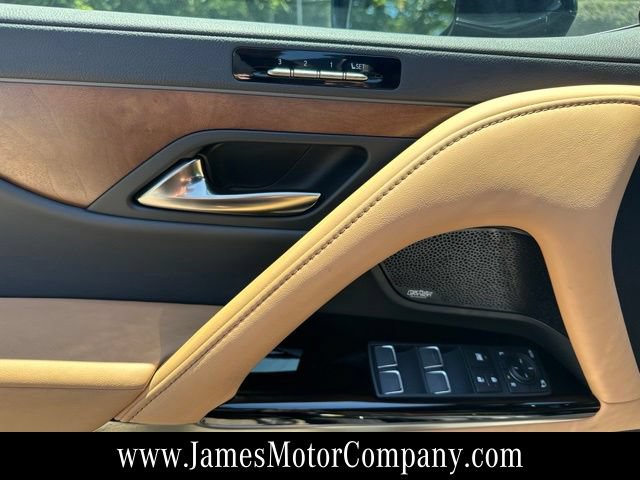Used 2023 Lexus LX 600 4WD w/ Luxury Package image 13