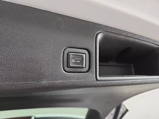 Used 2024 GMC Terrain SLT AWD/4WD image 32