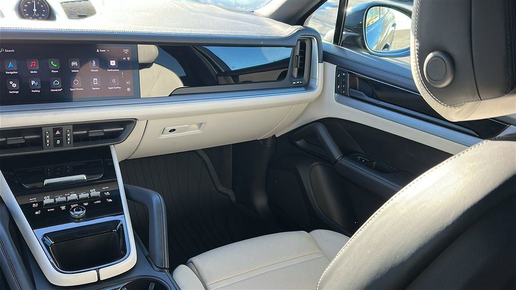 Used 2024 Porsche Cayenne Coupe image 23