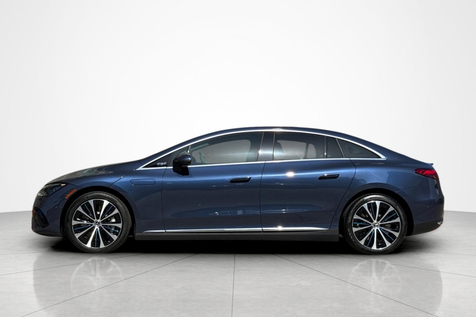 Used 2023 Mercedes-Benz EQE 500 4MATIC Sedan image 2