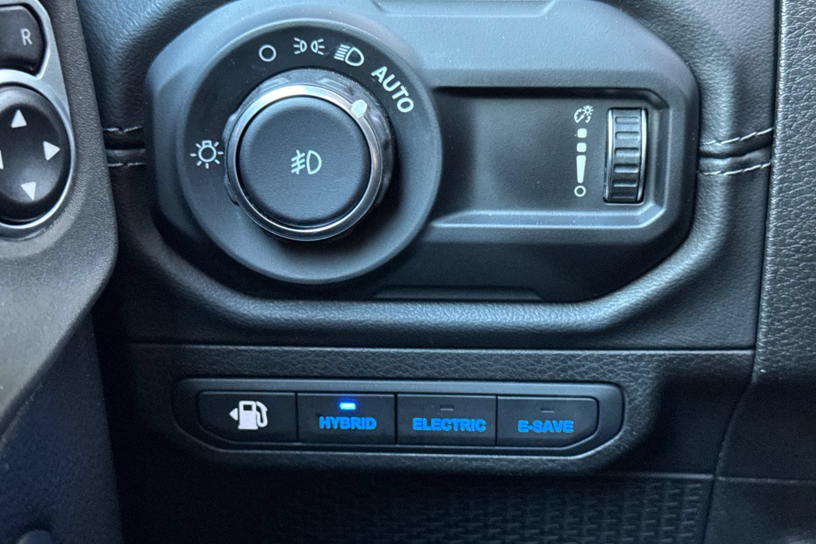 Used 2024 Jeep Wrangler Unlimited Sahara AWD/4WD image 30