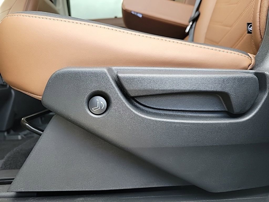 Used 2023 Nissan Pathfinder Platinum w/ Cargo Package image 23