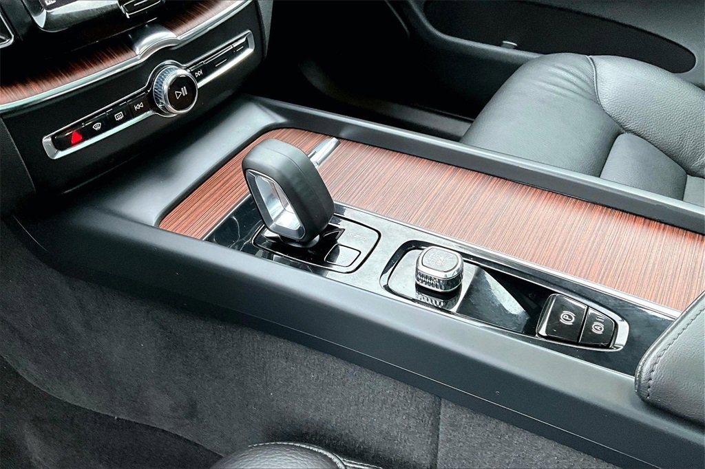 Used 2023 Volvo XC60 B5 Plus image 17