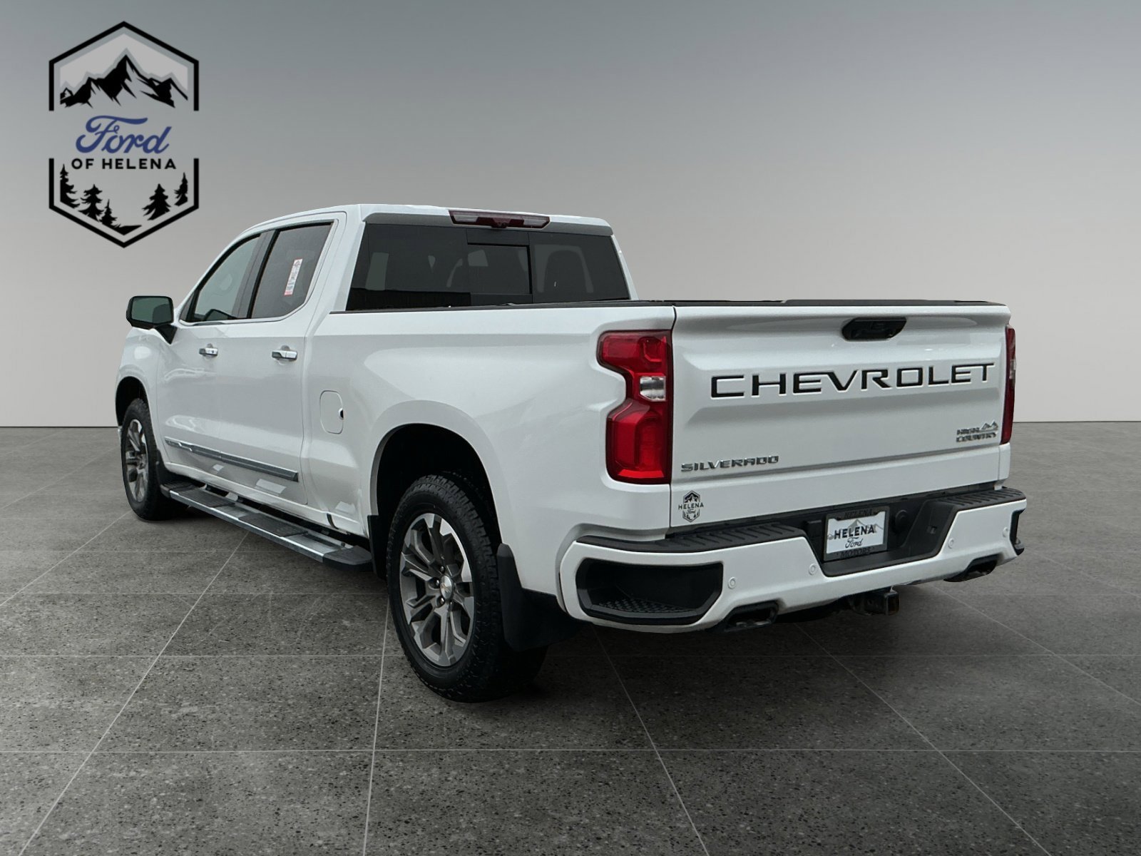 Used 2024 Chevrolet Silverado 1500 High Country w/ Technology Package AWD/4WD image 3