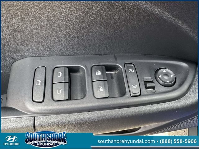 Certified 2025 Hyundai Venue SEL FWD image 18