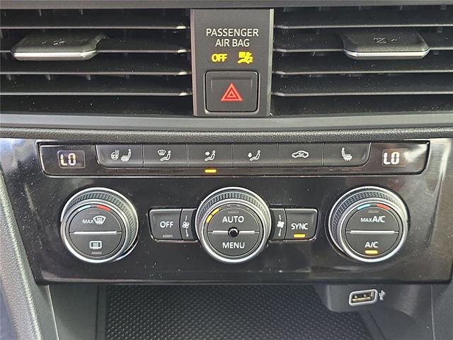Used 2019 Volkswagen Jetta SE w/ Cold Weather Package FWD image 16