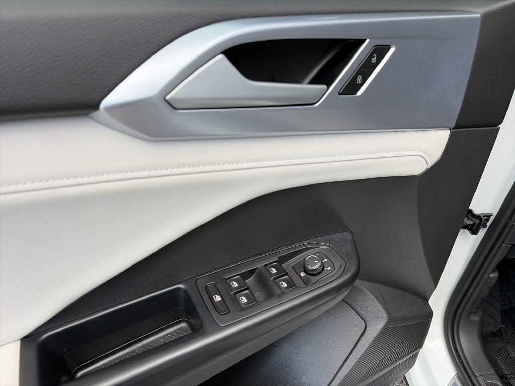 Certified 2025 Volkswagen Taos SE FWD image 15