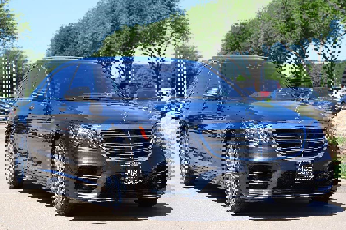 Used 2019 Mercedes-Benz S 560 Sedan w/ AMG Line Exterior image 3