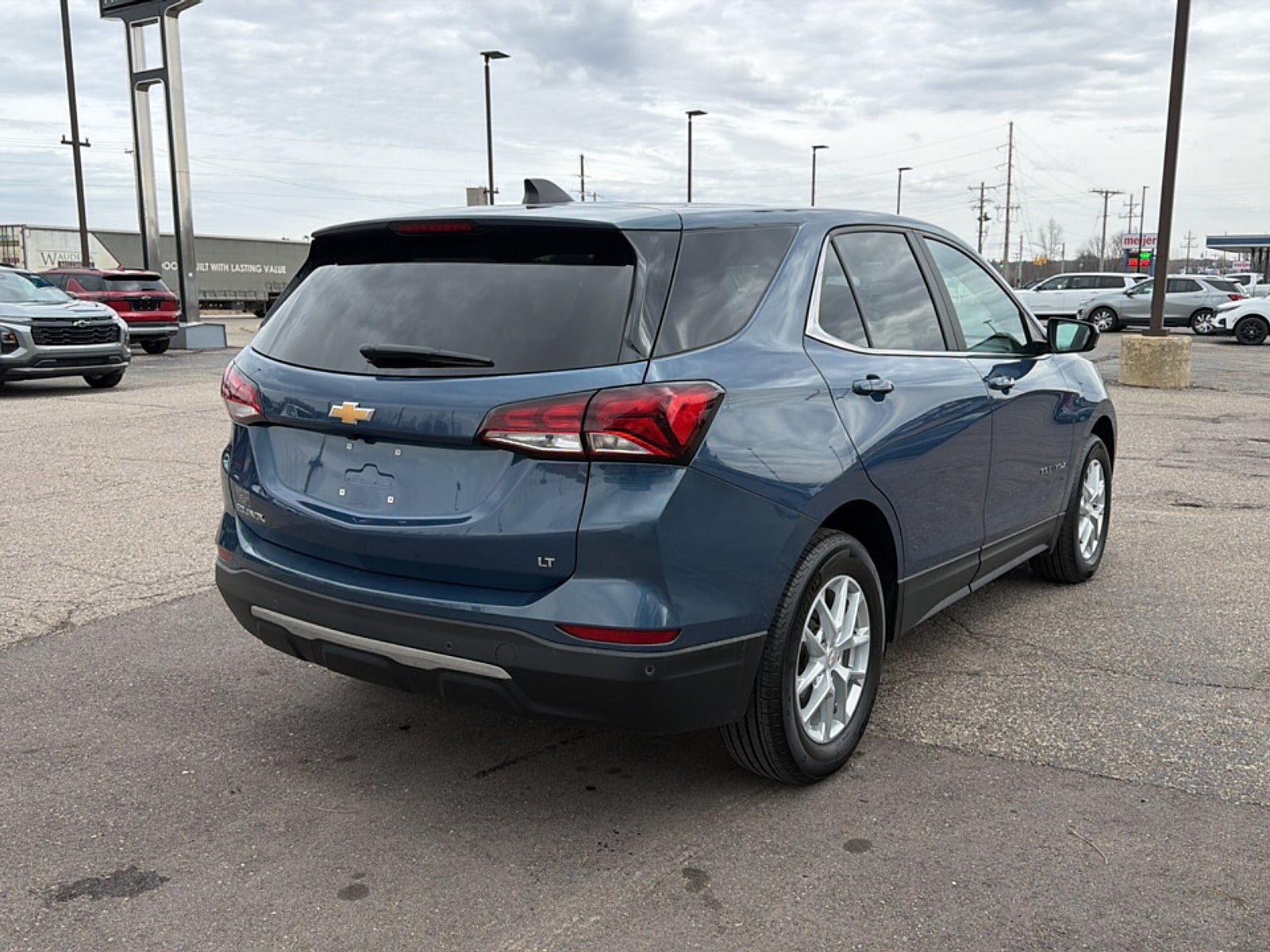 Used 2024 Chevrolet Equinox LT w/ LPO, Floor Liner Package FWD image 4