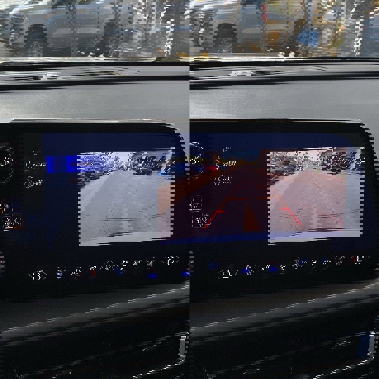 Used 2025 Chevrolet Traverse LT image 17