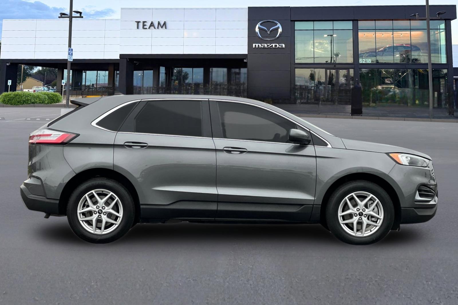 Used 2023 Ford Edge SEL image 3