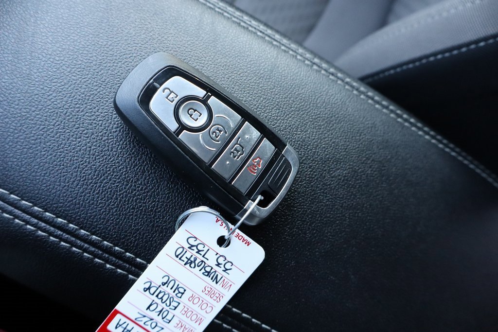 Used 2022 Ford Escape SE w/ SE Sport Appearance Package image 34