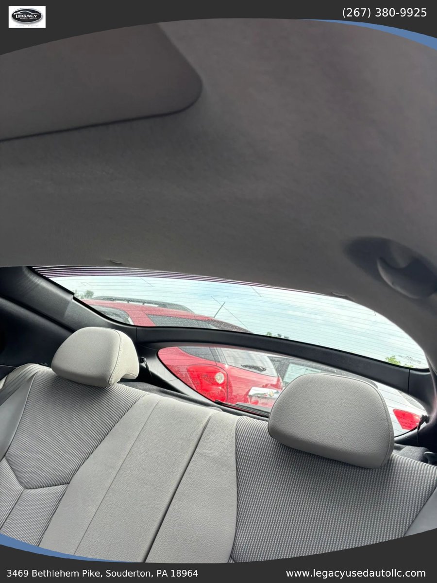 Used 2012 Hyundai Veloster w/ Style Pkg FWD image 32