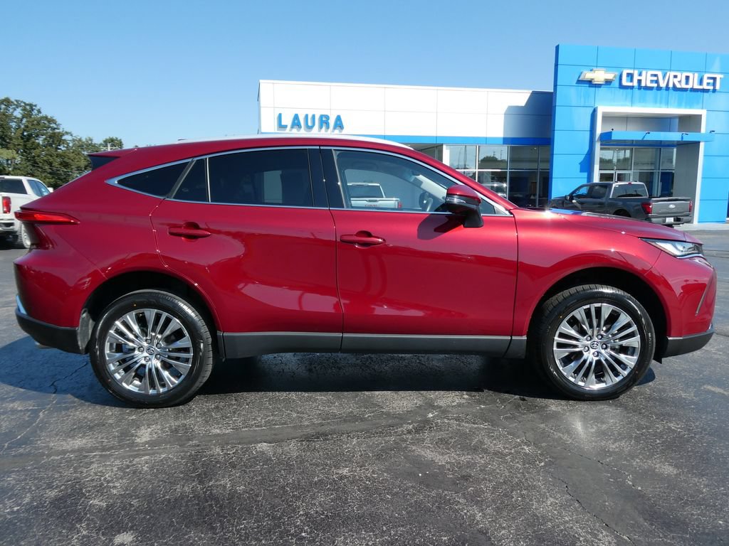 Used 2024 Toyota Venza XLE AWD/4WD image 4