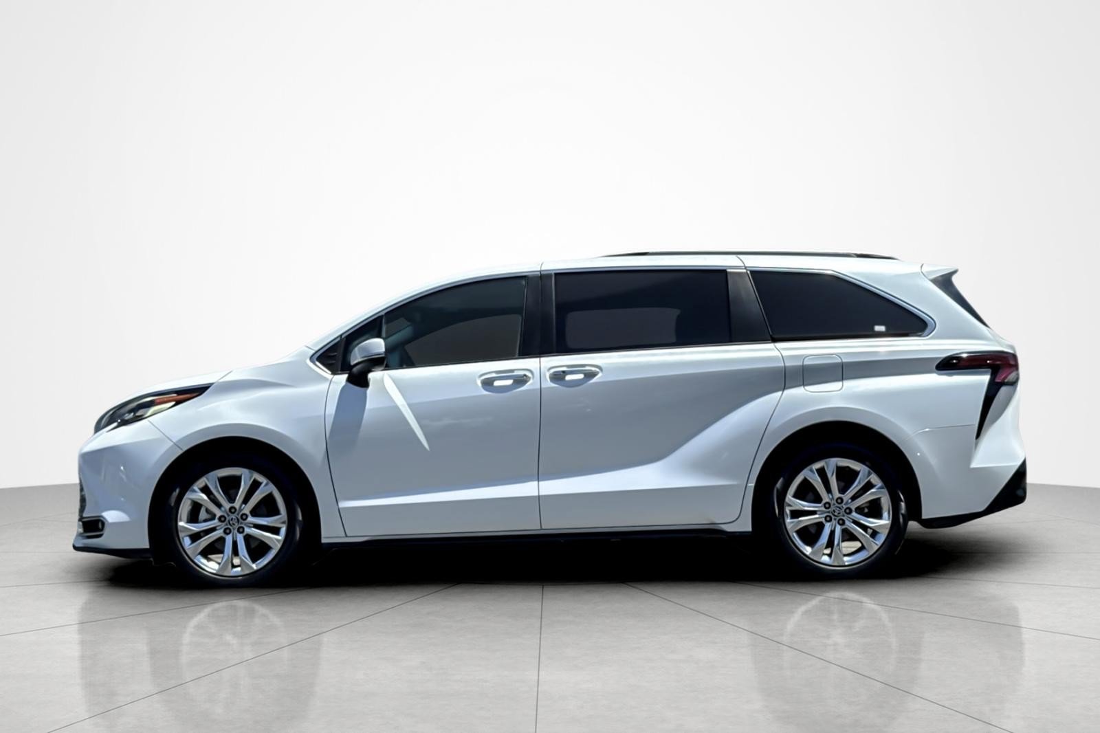 Certified 2023 Toyota Sienna Platinum FWD image 2