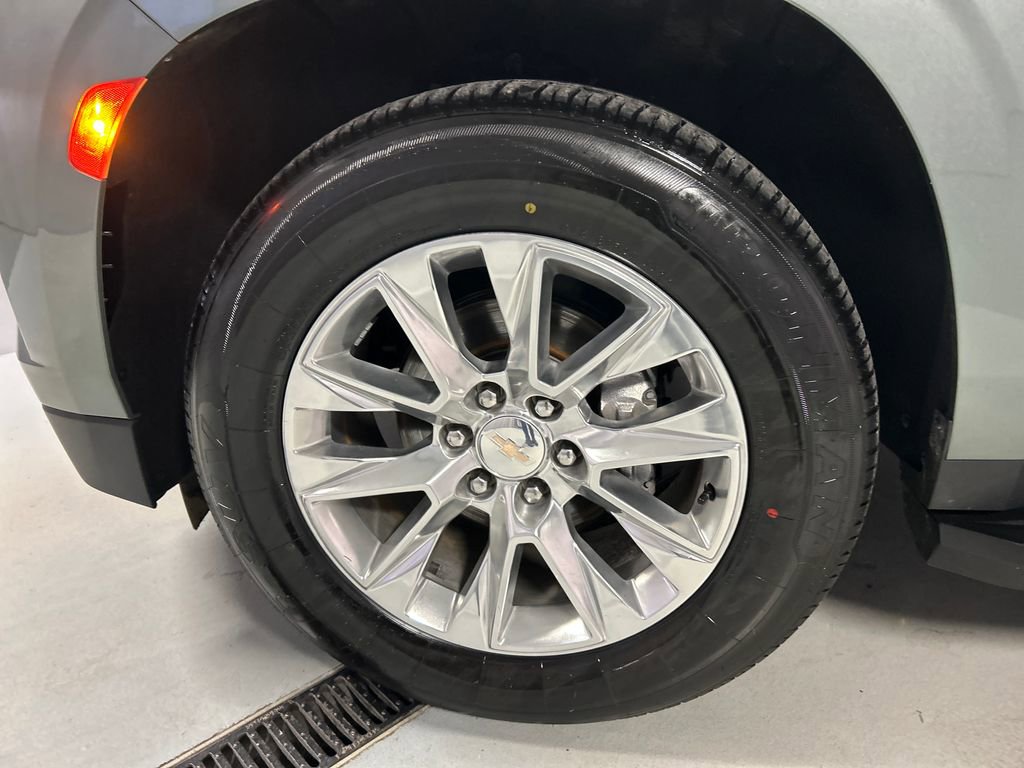 Used 2023 Chevrolet Suburban Premier image 9