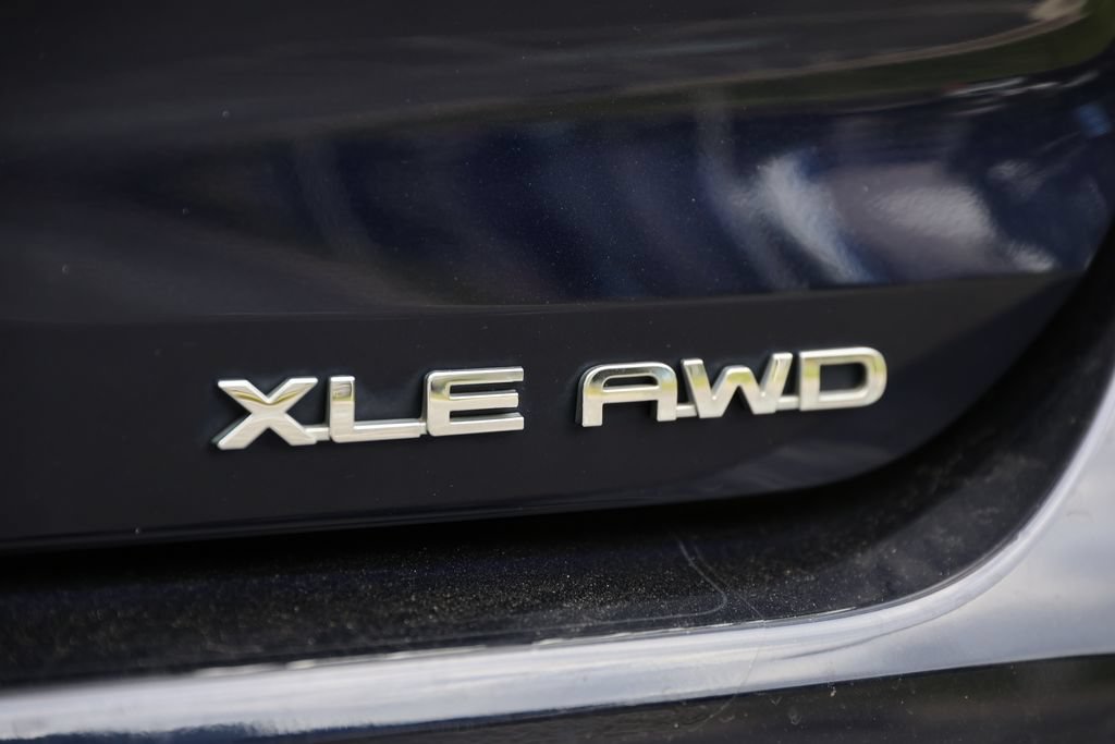 Used 2021 Toyota Highlander XLE AWD/4WD image 6