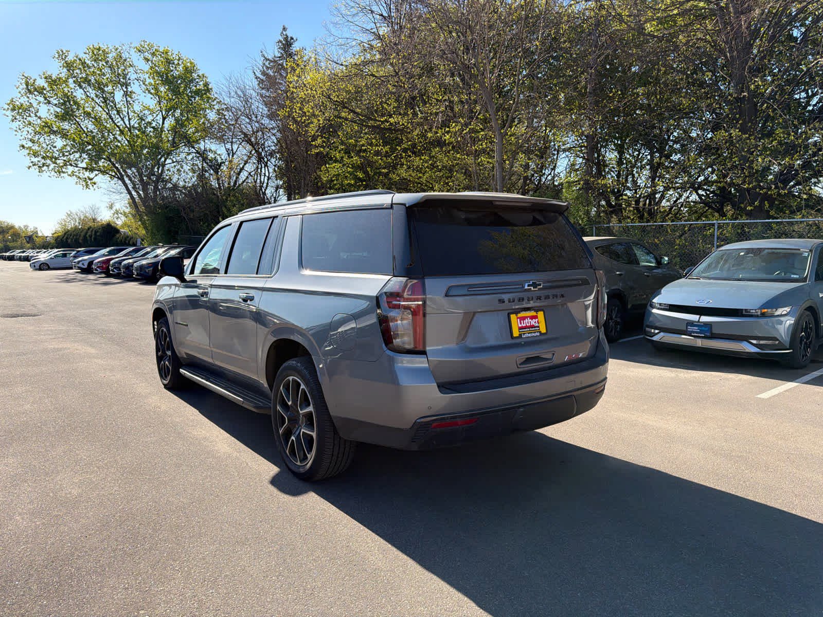 Used 2022 Chevrolet Suburban RST w/ Luxury Package AWD/4WD image 3