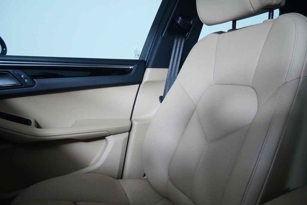 Used 2025 Porsche Macan image 28