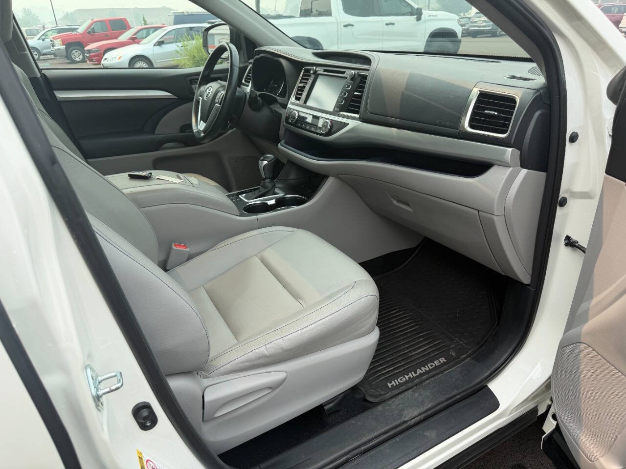 Used 2015 Toyota Highlander XLE AWD/4WD image 16