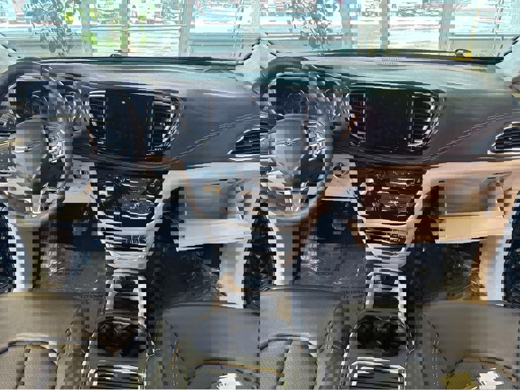 Used 2024 Chrysler Pacifica Touring-L image 17