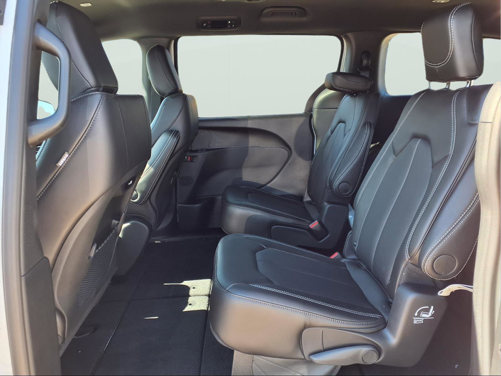 New 2026 Chrysler Pacifica Select w/ S Appearance Package image 9