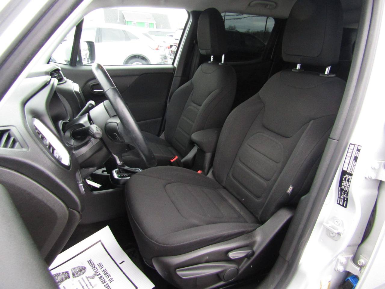 Used 2018 Jeep Renegade Latitude w/ Cold Weather Group FWD image 17