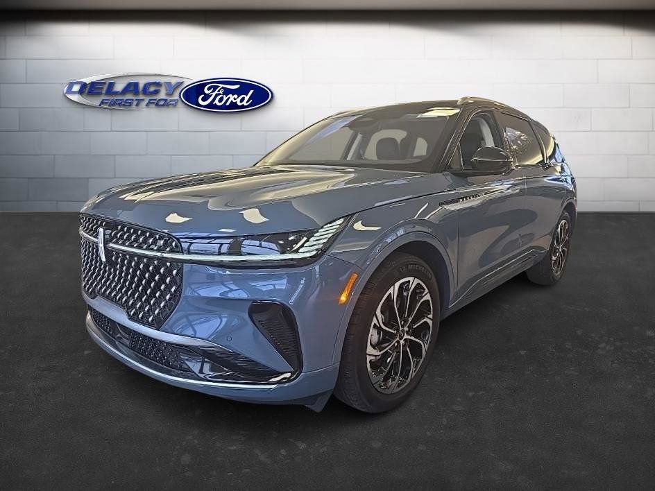 Used 2025 Lincoln Nautilus Reserve image 1