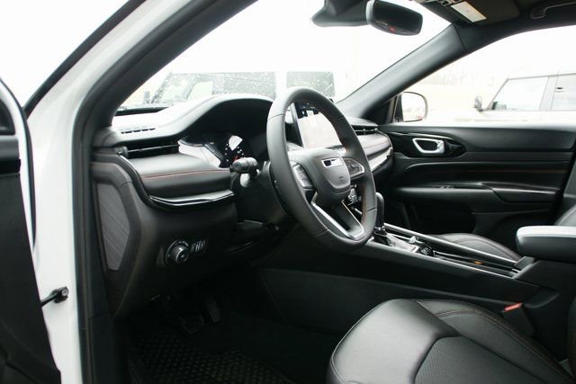 Used 2025 Jeep Compass Trailhawk image 13