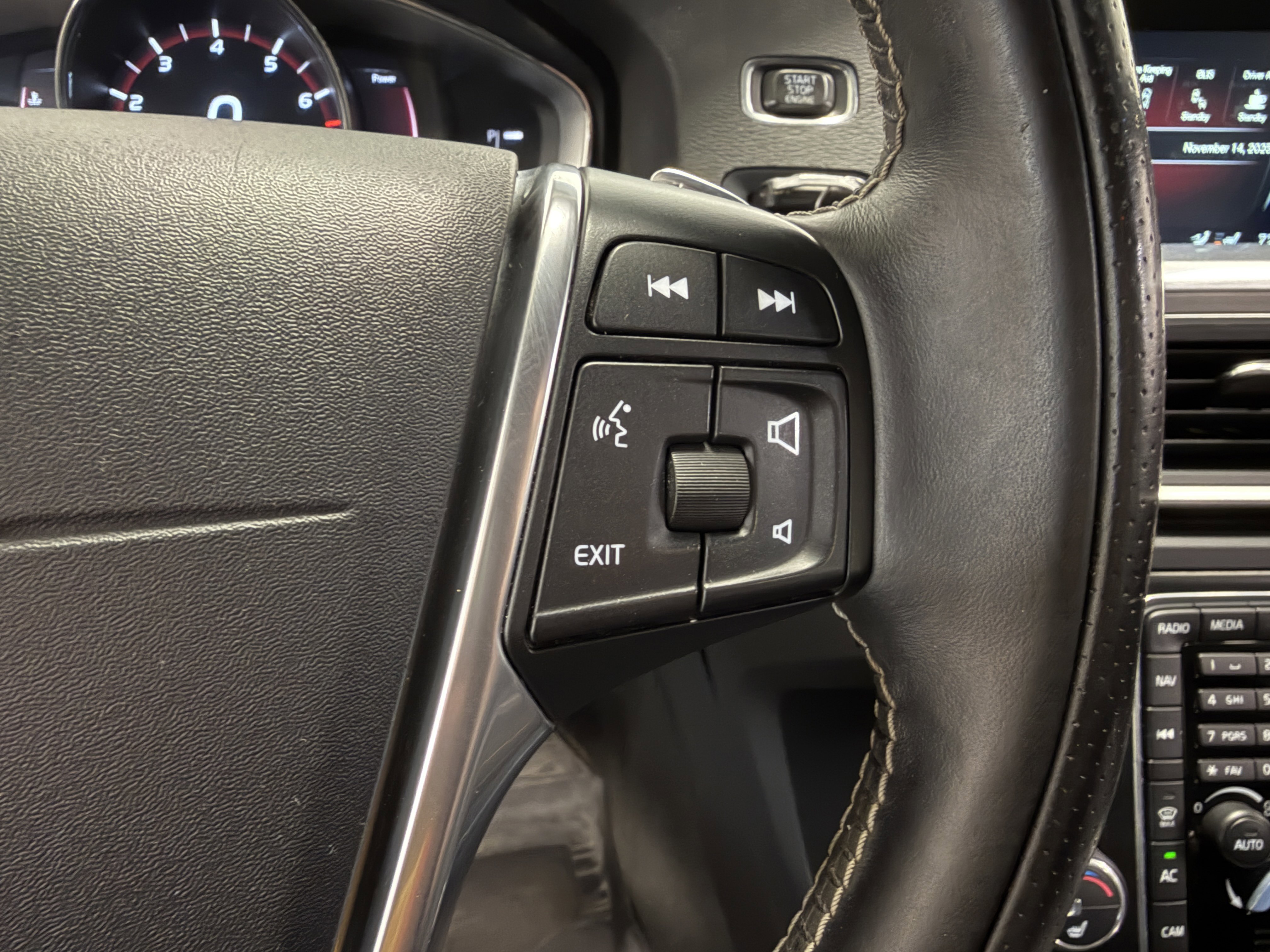 Used 2017 Volvo V60 T6 R-Design Platinum w/ Climate Package image 19