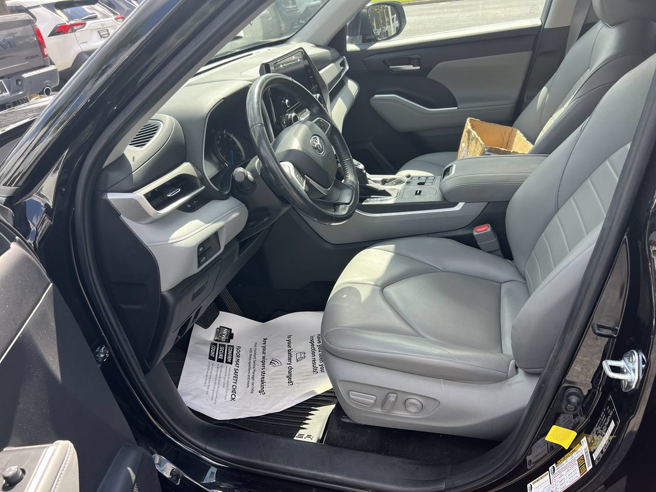 Used 2023 Toyota Highlander XLE FWD image 16