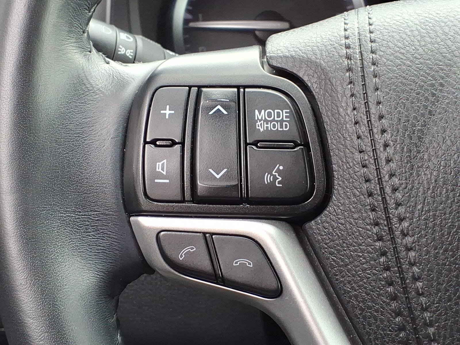 Used 2019 Toyota Highlander XLE AWD/4WD image 25