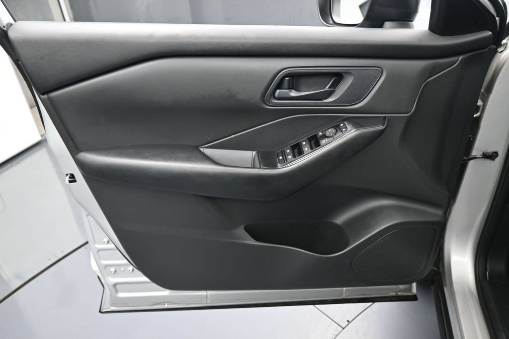 Used 2024 Nissan Rogue S FWD image 12