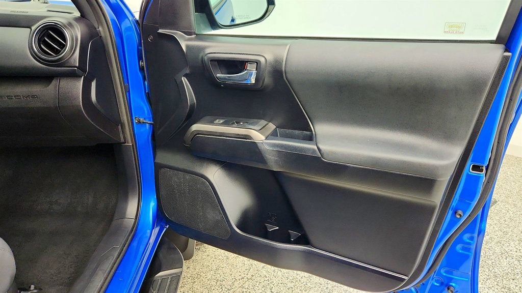 Used 2017 Toyota Tacoma TRD Off-Road AWD/4WD image 25